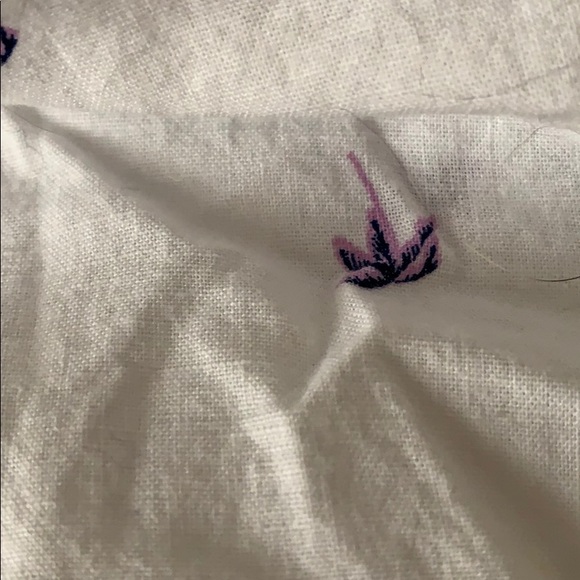 H&M’s white button up short sleeve shirt - Picture 3 of 4